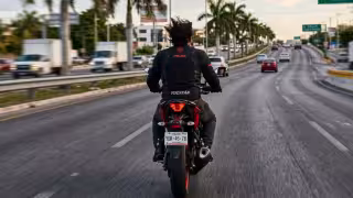 Hay multas para motociclistas en caso de conducir sin casco