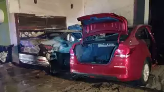 Incendio reduce a cenizas dos vehículos en Chetumal