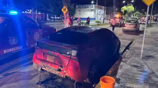 Incendian un vehículo en la colonia Justo Sierra.