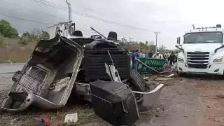 El tráiler quedó en pérdida total tras el choque contra la señal de tránsito