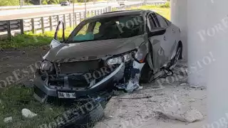 La llanta delantera se desprendió cuando el auto circulaba a exceso de velocidad, provocando que se estrellara contra estructuras de concreto.