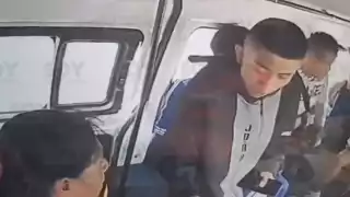 Jóvenes estudiantes suplican a asaltantes que no se lleven sus libros