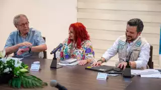 Layda Sansores en reunión con personal de salud en Campeche