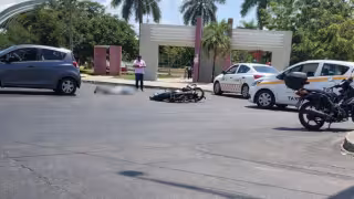 Motociclista queda inconsciente tras chocar contra automóvil en Chetumal