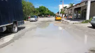 Mahaualenses terminan el año con las calles llenas de baches, mientras las autoridades brillan por su ausencia