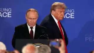 Ambos líderes posaron juntos en varias ocasiones, e incluso Trump invitó a Putin a recorrer un tramo en la limusina presidencial conocida como “La Bestia”
