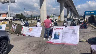 Colectivos de búsqueda cierran el paso de la carretera México-Toluca.