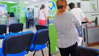 Hombre descubre que su esposa le fue infiel con su jefe y hace escándalo en su oficina: VIDEO