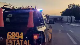 Una pipa cargada con diésel volcó en la vía Valladolid-Cancún