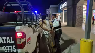 Empleados de Walmart, someten a presunto delincuente que intentó robar herramientas.