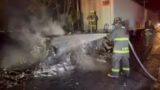 Se incendia tractocamión a unos metros del puente Zacatal.