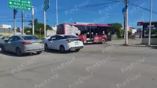 Movibus número 108 impacta a automóvil en avenida concurrida