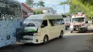 Fuerte accidente entre transporte público moviliza ambulancias de la SSP en Mérida