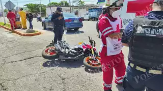 Un motociclista resultó lesionado tras ser impactado por un automóvil frente al helipuerto de Ciudad del Carmen.