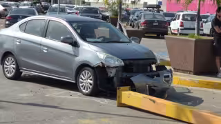 Automovilista choca contra arco metálico derribado.