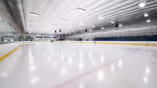 Tiroteo en pista de hielo en Estados Unidos; deja un muerto y cuatro heridos.