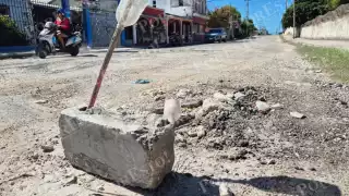 El mal estado de la calle 6 en la colonia Ulises Sansores, en Champotón, provocó la caída de un motociclista.
