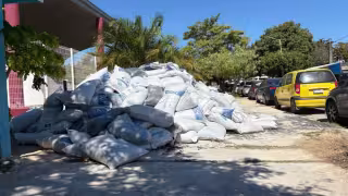 Usuarios molestos por bolsas de grava en el Parque General Lázaro Cárdenas del Río.