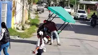 Mototaxi vuelca en Escárcega por exceso de velocidad; no hay lesionados