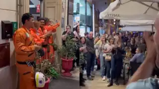 La brigada de rescatistas mexicana, Original Birta Topos Azteca, fue recibida con aplausos en Valencia, España