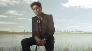 Equipo de Christian Nodal agredió a una fan que trató de acercarse al sonorense: VIDEO