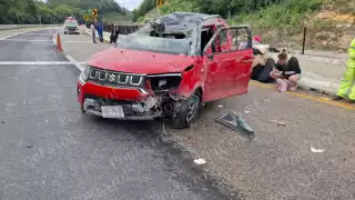 Llovizna y velocidad provocan volcadura en carretera federal Campeche-Mérida