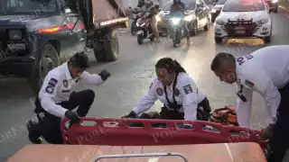 Un motociclista resultó lesionado tras derrapar sobre la avenida Colosio, en Campeche.
