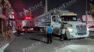 Un accidente vial entre un tráiler de Paquetexpress y un auto particular se registró en la colonia Benito Juárez.