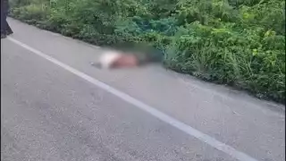 El cuerpo del hombre quedó tendido a un costado de la carretera