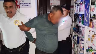 Sorprenden a presunto ladrón dentro de una farmacia del centro de Hopelchén