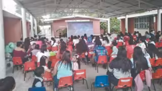 Cine comunitario en Sabancuy: familias conviven en proyección infantil