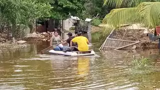 Ante el alto nivel del agua, los habitantes, se están transportando en pequeñas embarcaciones