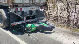 Una pareja de jóvenes chocó en motocicleta contra un tractocamión estacionado en la carretera Isla Aguada–Ciudad del Carmen.