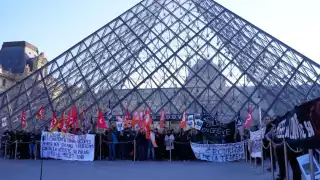 Fuera de la icónica pirámide de cristal, decenas de visitantes se toparon con la sorpresa del cierre total