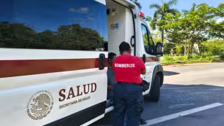 Falla mecánica provoca aparatosa volcadura en la salida de Chetumal; conductor sobrevive al accidente