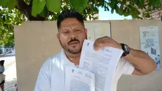 Un maestro de segundo grado denunció en conferencia de prensa presunto nepotismo y abuso de autoridad en la primaria Juan Escutia de Escárcega.