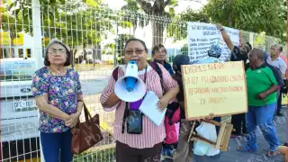 Jubilados de la UNACAR acusan falta de claridad y comunicación en el pago de prestaciones.