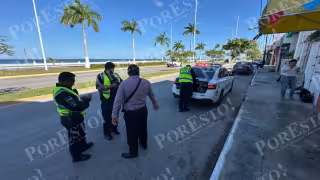 La mujer habría invadido el carril al salir de un cajón de estacionamiento.