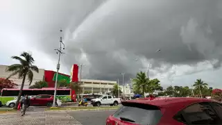 Así lucía el cielo durante la lluvia en Cancún