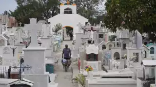 En los cementerios de San Francisco de Campeche, el oficio de sepulturero sigue vivo pese al paso del tiempo.