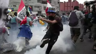 Perú investiga a policías y militares involucrados en muertes durante protestas antigubernamentales