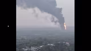 La gobernadora de veracruz, Rocío Nahle precisó que las autoridades todavía no pueden entrar a la llamada zona cero, ya que el fuego permanece activo