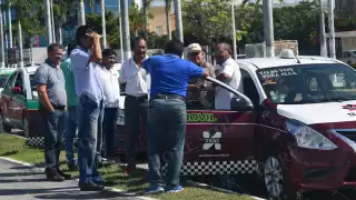 Taxistas de Campeche acusan que los operativos de revisión solo sancionan a ruleteros.