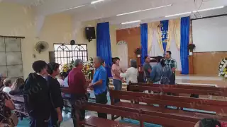 Familiares, amigos, vecinos y hermanos en Cristo acudieron a brindarle el último adiós.