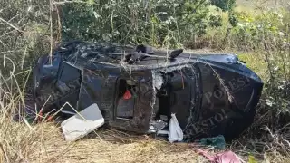 Tres lesionados, entre ellos un menor, tras volcadura en la vía Escárcega–Villahermosa