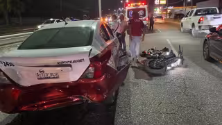 Aparatoso accidente en la avenida Cuatro Carriles deja a motociclista lesionado.