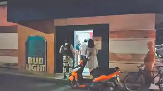 Llegaron agentes y trabajadores de Finanzas al sitio.