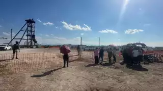 Familiares de mineros aguardan por la extracción de sus restos óseos en Pasta de Conchos