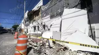 La sucursal BBVA del Centro de Campeche permanece suspendida tras el desplome de parte de su fachada.