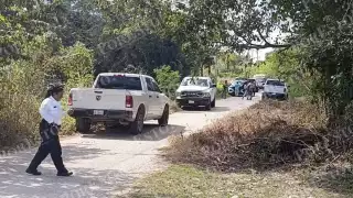 Ciudadanos hallaron un auto bloqueando el acceso a una pista de motocross en la zona de Santa Rosa.